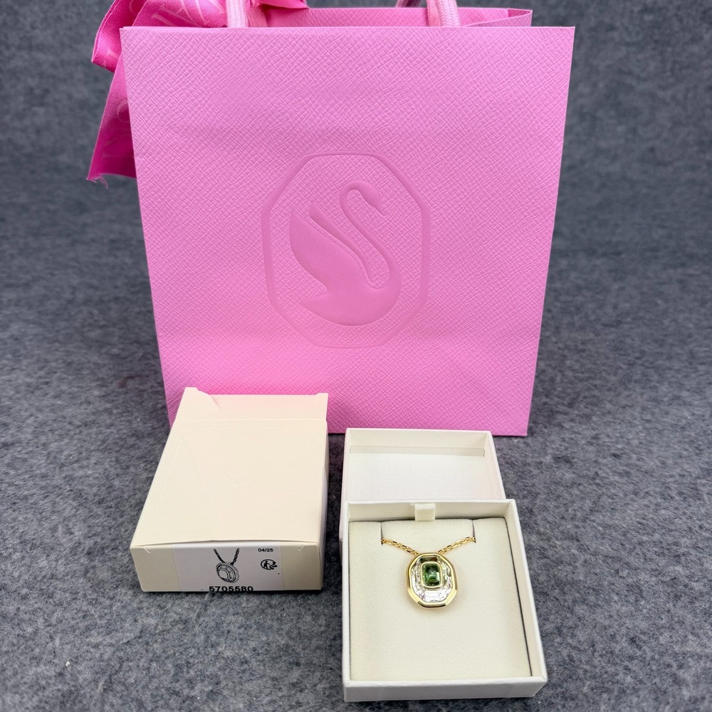 Swarovski Crystal Pendant Necklace Gold Tone Peridot Green Stone Style 5705580